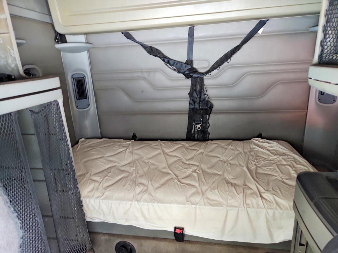 2004 Freightliner Columbia 120 Semi Truck
