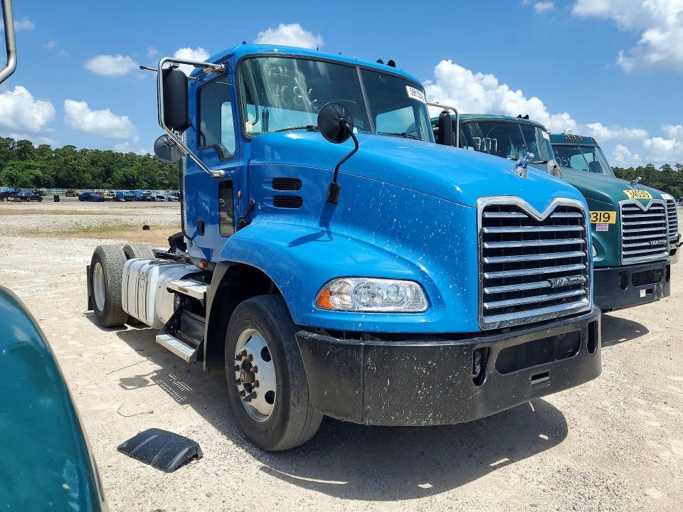 2015 Mack CXU612 Semi Truck