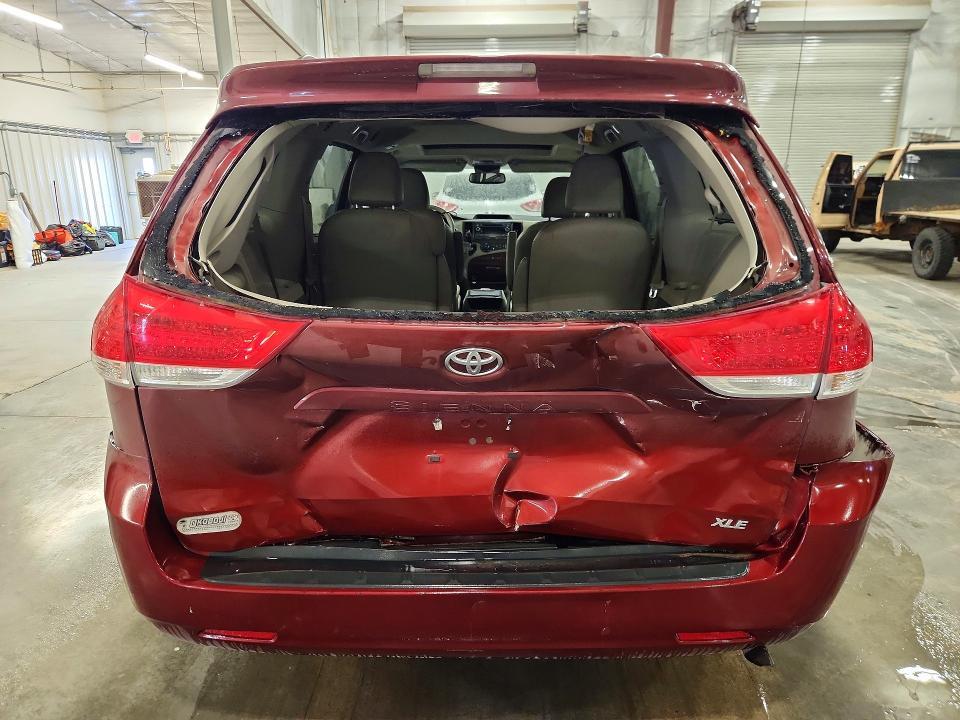 2014 Toyota Sienna xle 8-passenger