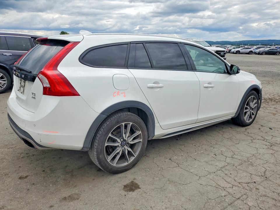 2015 Volvo V60 Cross Country Platinum