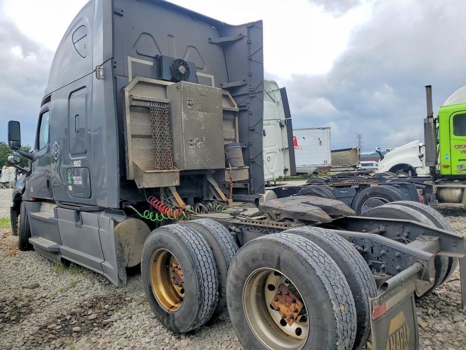 2019 Freightliner Cascadia 126 Semi Truck