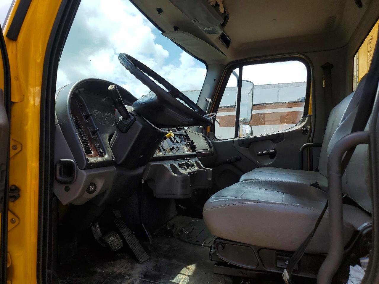 2017 Freightliner Business Class M2 BOX Truck