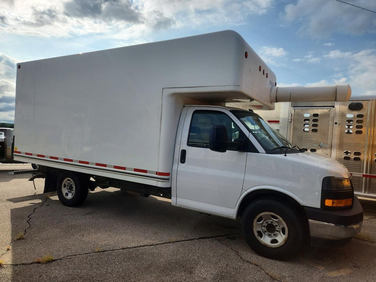 2022 GMC Savana BOX Truck