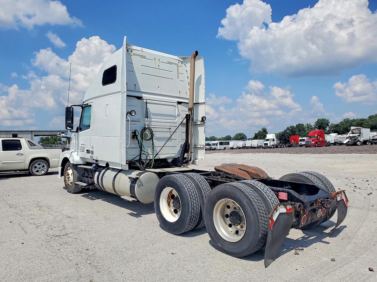 2013 Volvo VNL Semi Truck