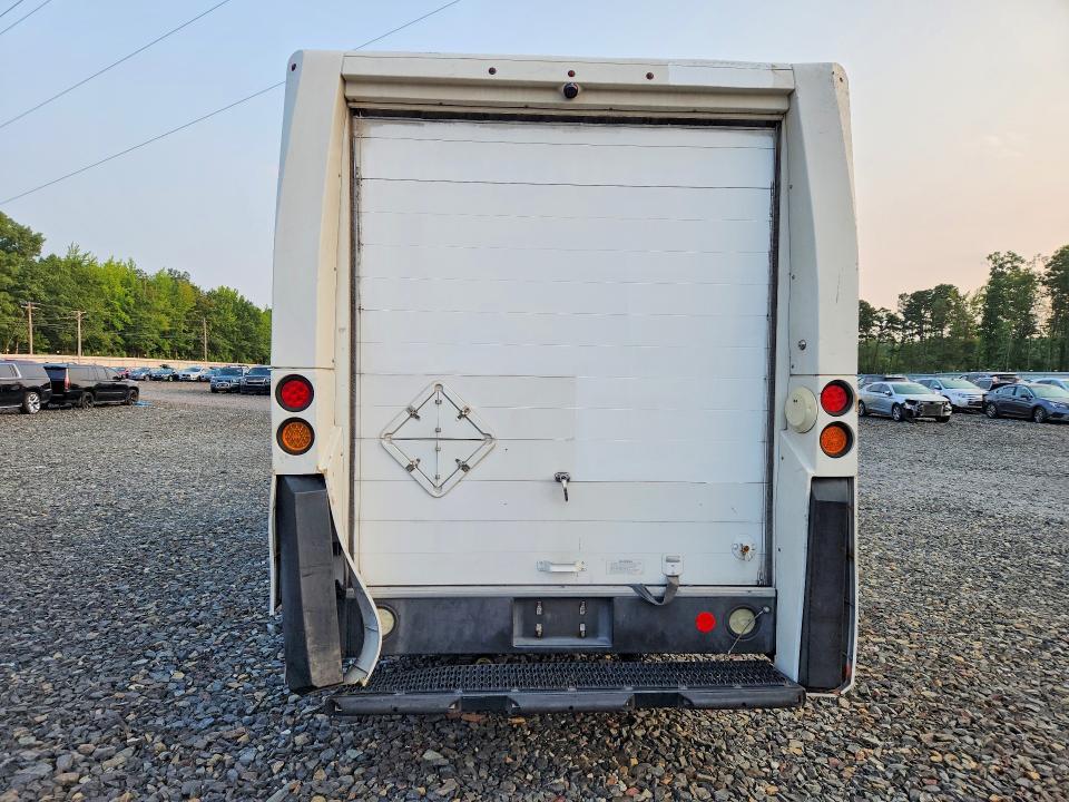 2017 Isuzu Reach Delivery Truck