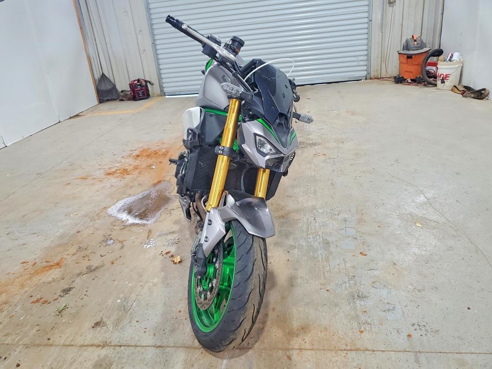 2025 Kawasaki ZR900 T