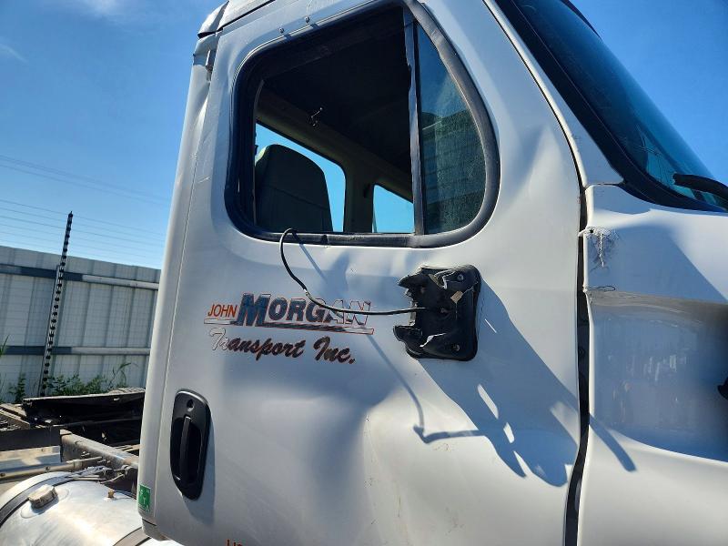 2013 Freightliner Cascadia Semi Truck