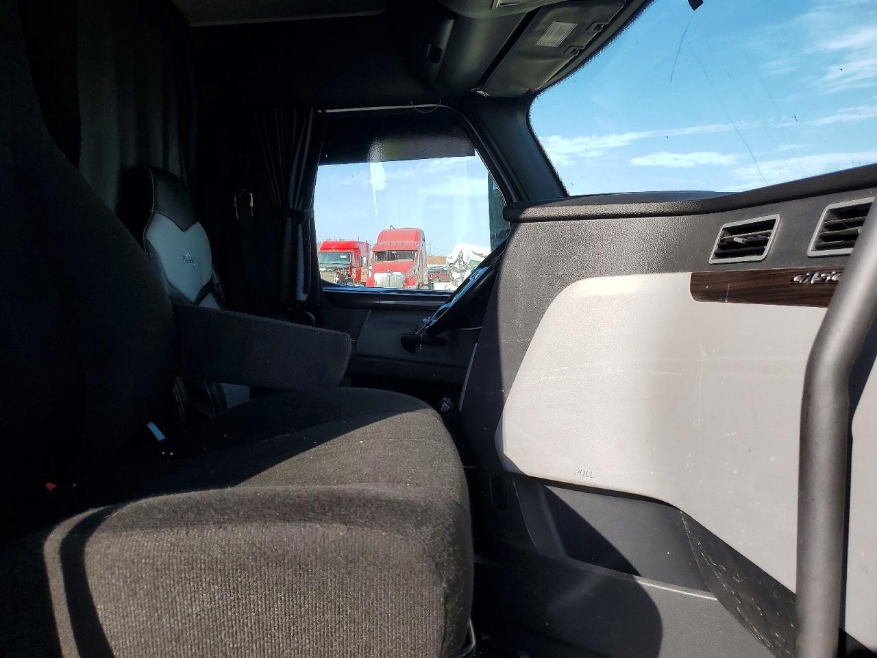 2020 Freightliner Cascadia 126