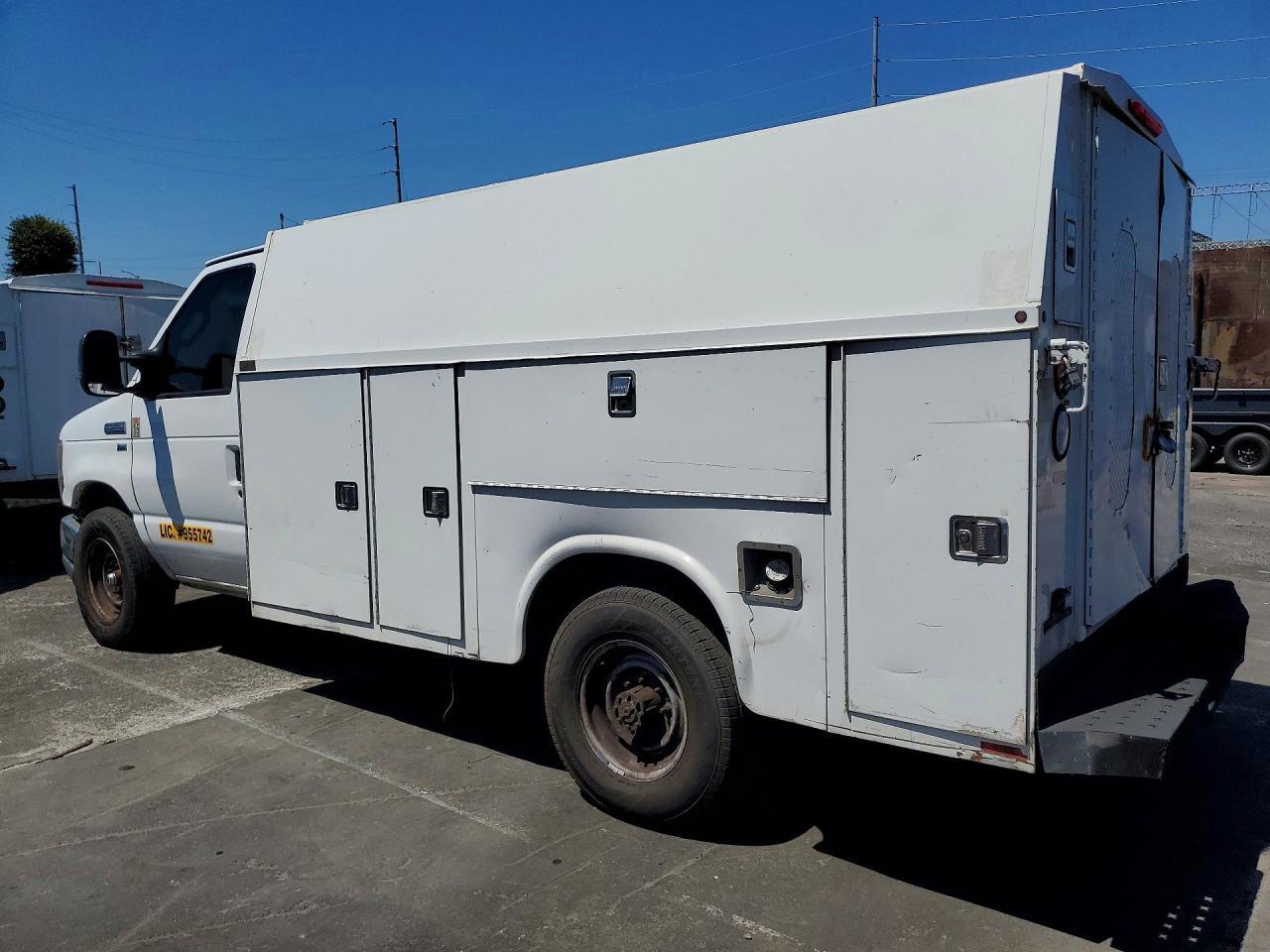 2010 Ford Econoline E350 Super Duty Cutaway Van