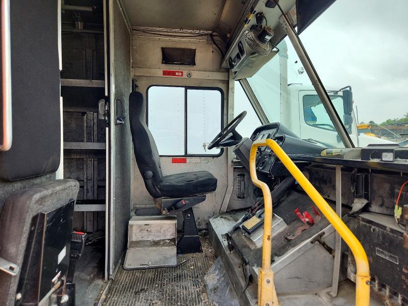 2006 Freightliner MT45 Chassis Delivery Truck