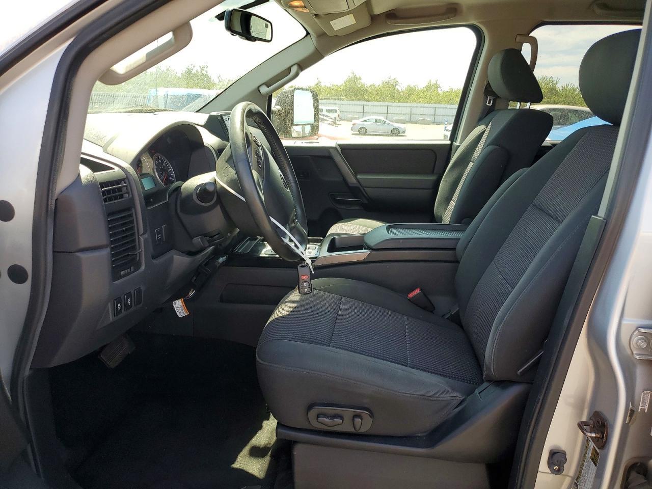 2013 Nissan Titan SV