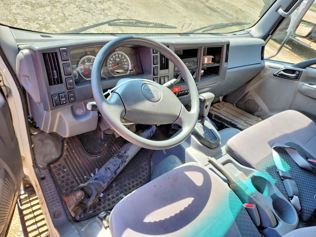 2015 Isuzu NPR-HD BOX Truck