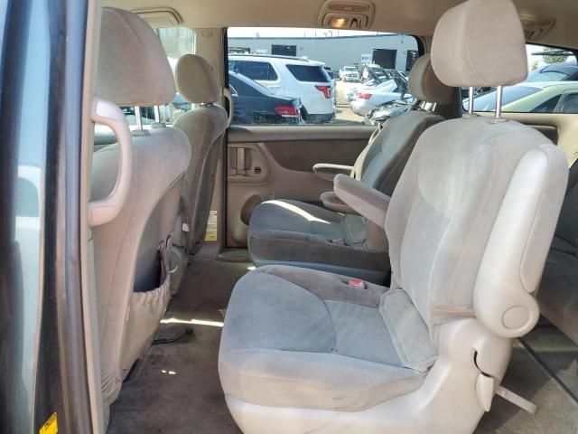 2004 Toyota Sienna CE