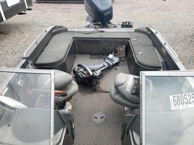 2005 Land Rover Boat