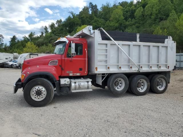 2004 Mack 700 CV700