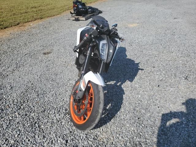 2021 KTM 890 Duke R