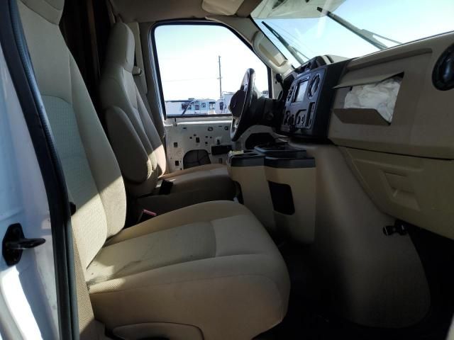 2013 Ford Econoline E450 Super Duty Cutaway Van