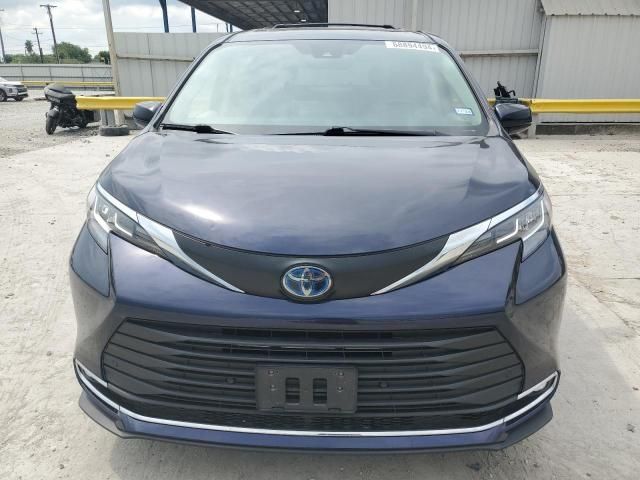 2022 Toyota Sienna XLE