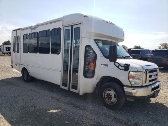 2013 Ford Econoline E450 Super Duty Cutaway Van