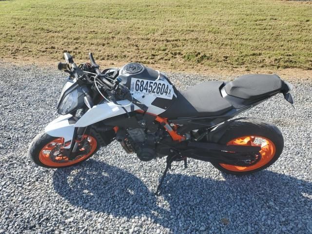 2021 KTM 890 Duke R