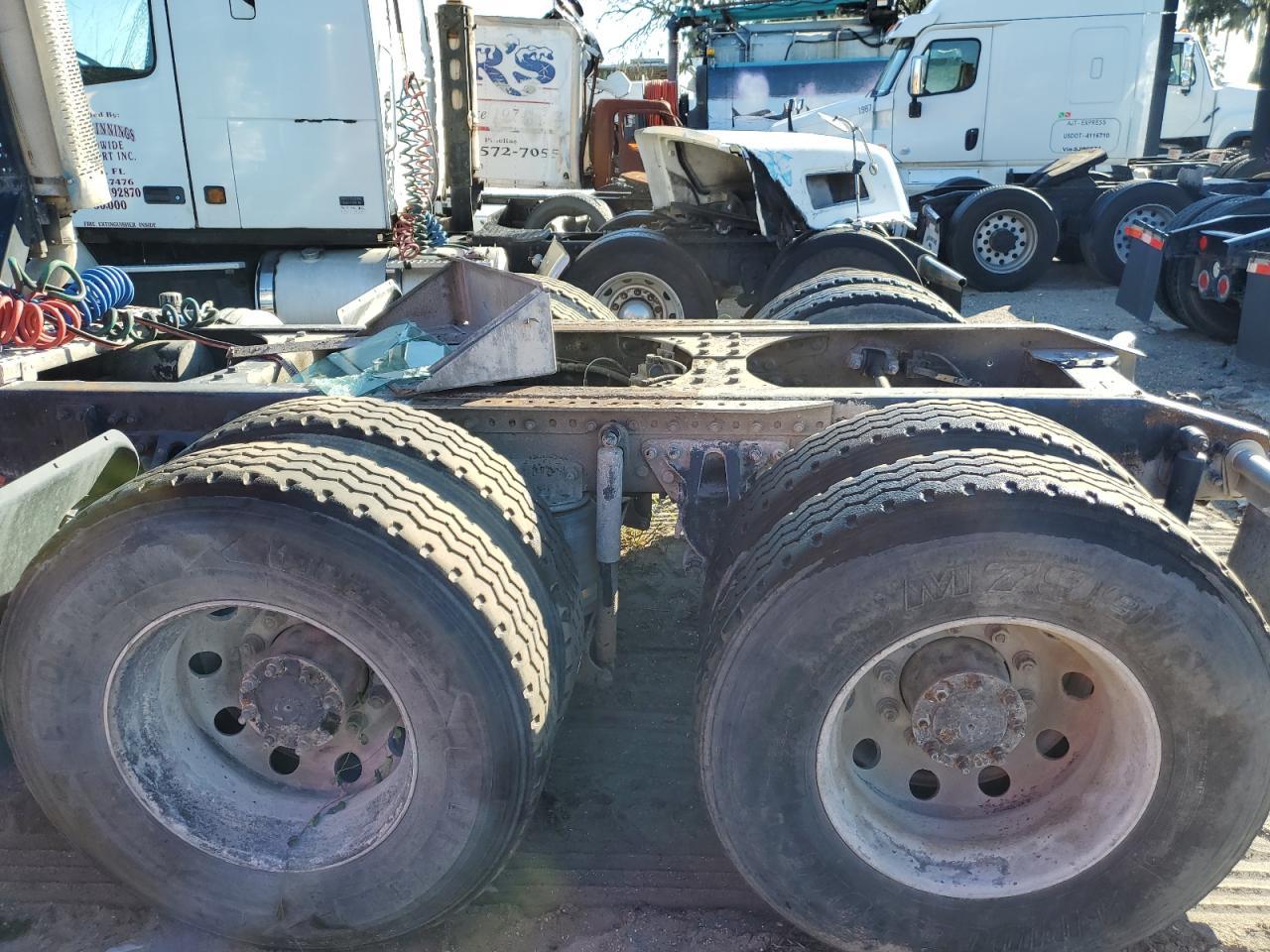 1996 Freightliner Conventional FLD112