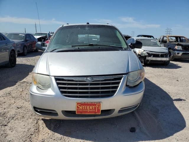 2005 Chrysler Town & Country LX