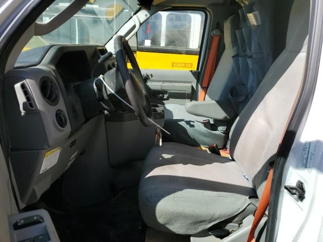 2018 Ford Econoline E450 Super Duty Cutaway Van