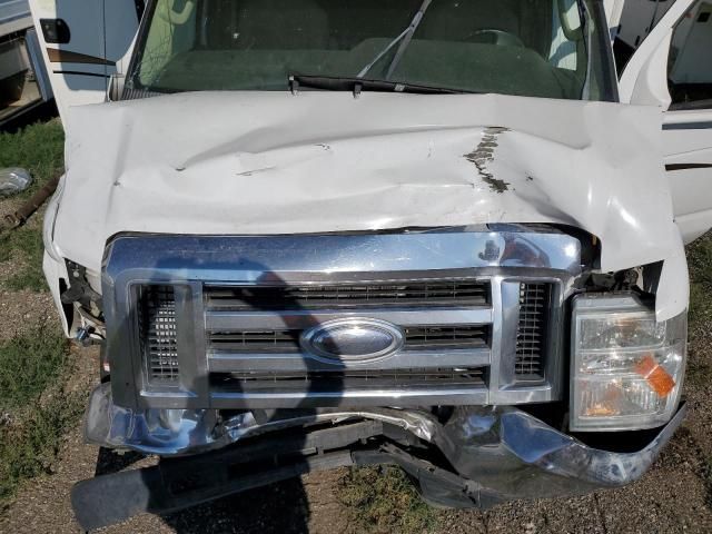 2013 Ford Econoline E450 Super Duty Cutaway Van