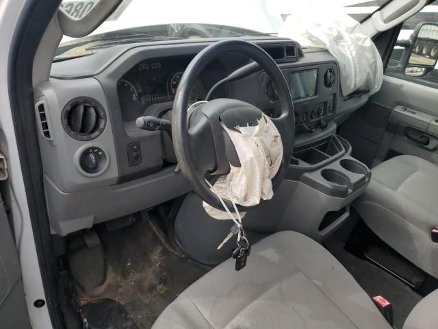 2014 Ford Econoline E350 Super Duty Cutaway Van