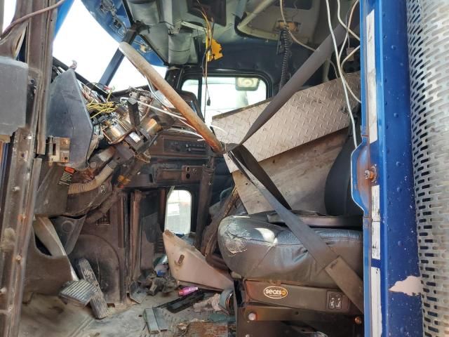 2007 Freightliner FLD132 Semi Truck