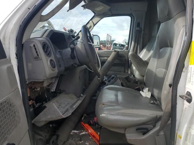 2013 Ford Econoline E450 Super Duty Cutaway Van