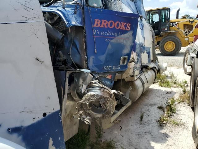 2007 Freightliner FLD132 Semi Truck