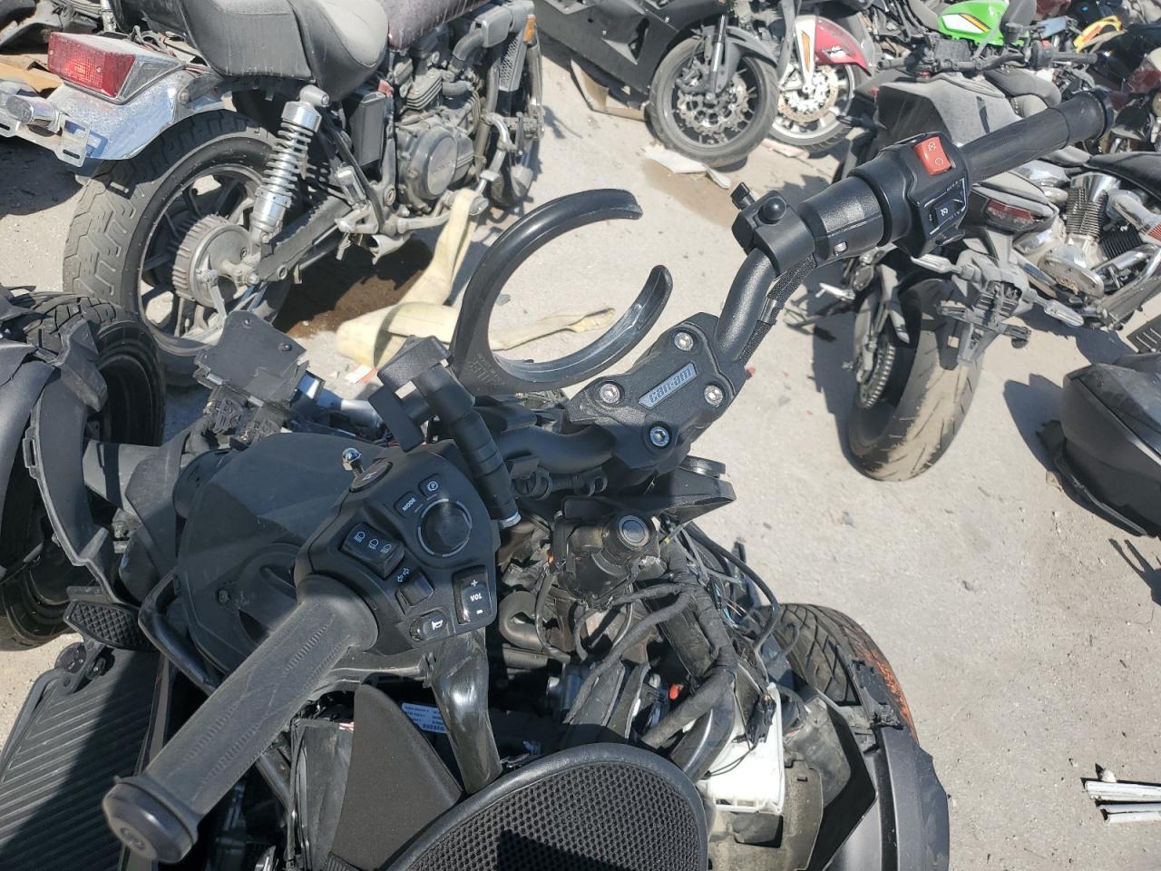 2022 Can-Am Spyder Roadster RT