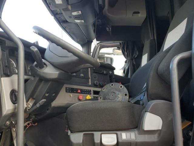 2019 Freightliner Cascadia 126 Semi Truck