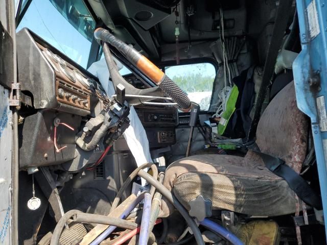 1999 Freightliner FLD Conventional Semi Truck