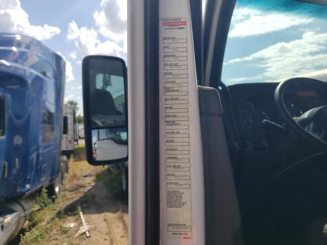 2014 Kenworth T680 Semi Truck