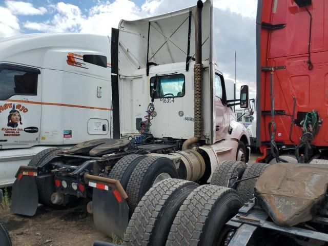 2015 Kenworth T680 Semi Truck