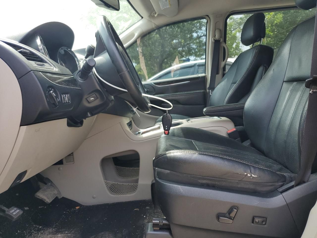 2014 Chrysler Town & Country Touring l