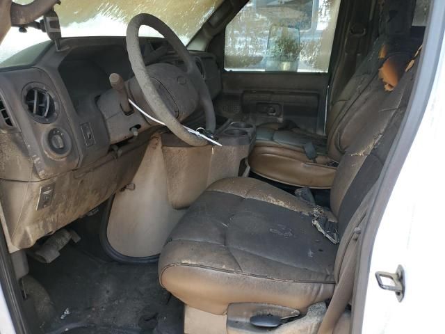 2015 Ford Econoline E450 Super Duty Cutaway Van