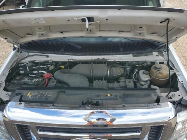 2011 Ford Econoline E450 Super Duty Cutaway Van