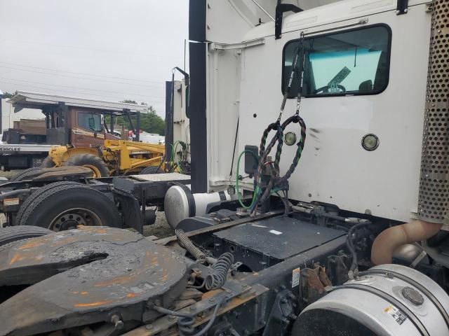 2016 Kenworth T680 Semi Truck