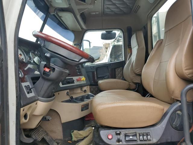 2022 Freightliner 122SD Semi Truck