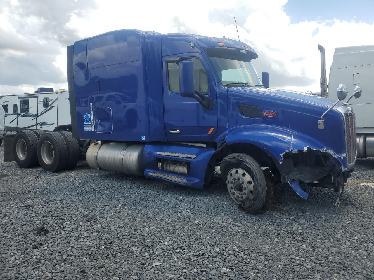 2017 Peterbilt 579 Semi Truck