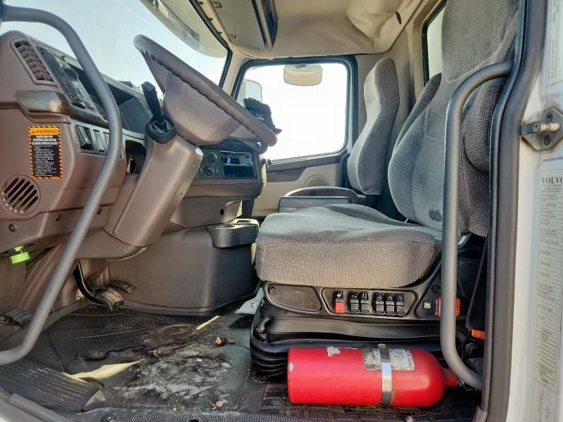 2014 Volvo VNM Semi Truck