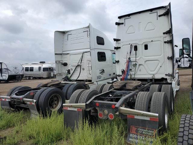 2014 Freightliner Cascadia Semi Truck