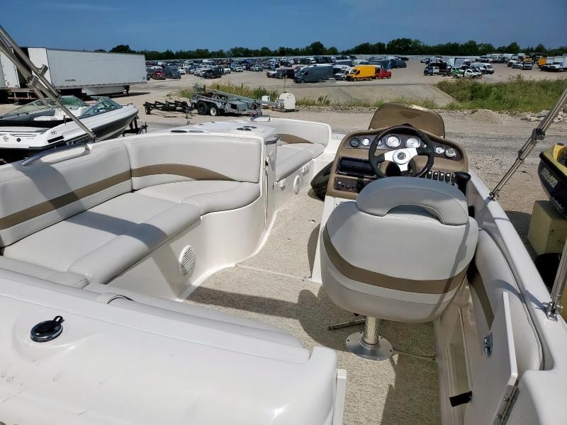 2001 Chaparral Boat