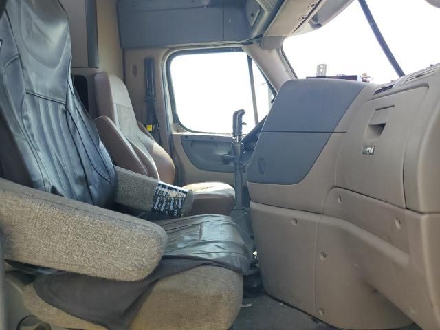 2012 Freightliner Cascadia Semi Truck