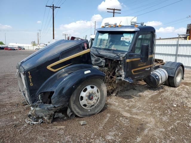 2016 Kenworth T880 Semi Truck