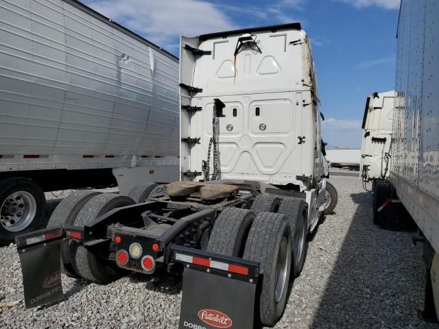 2018 Freightliner Cascadia 126 Semi Truck