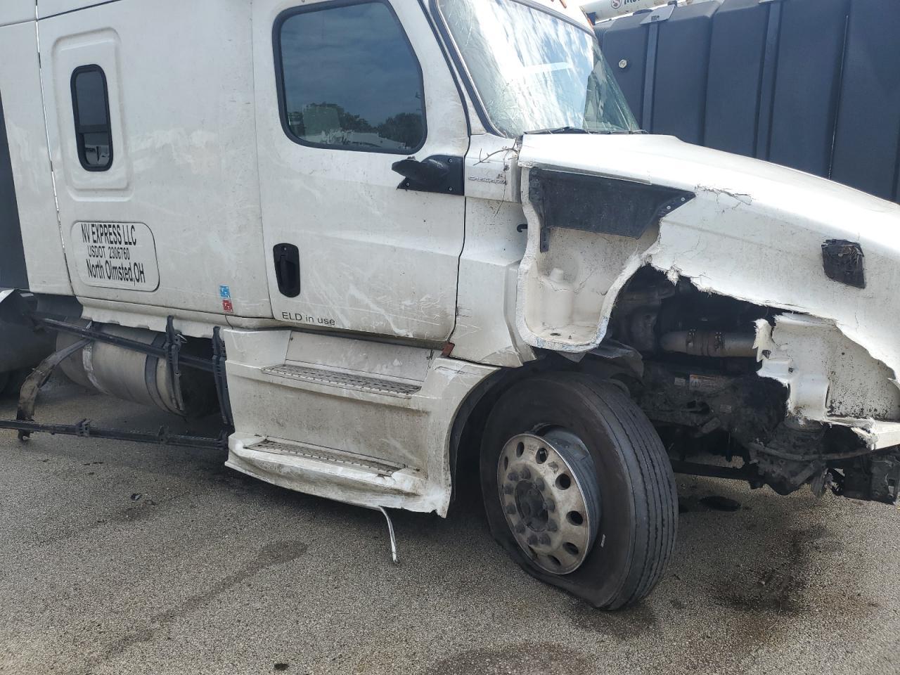 2020 Freigliner 2020 Freightliner Cascadia 126 Semi Truck